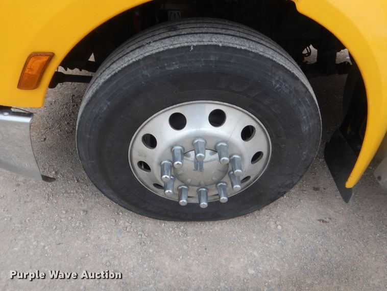 image for item HG9858 2017 Peterbilt 579  semi truck