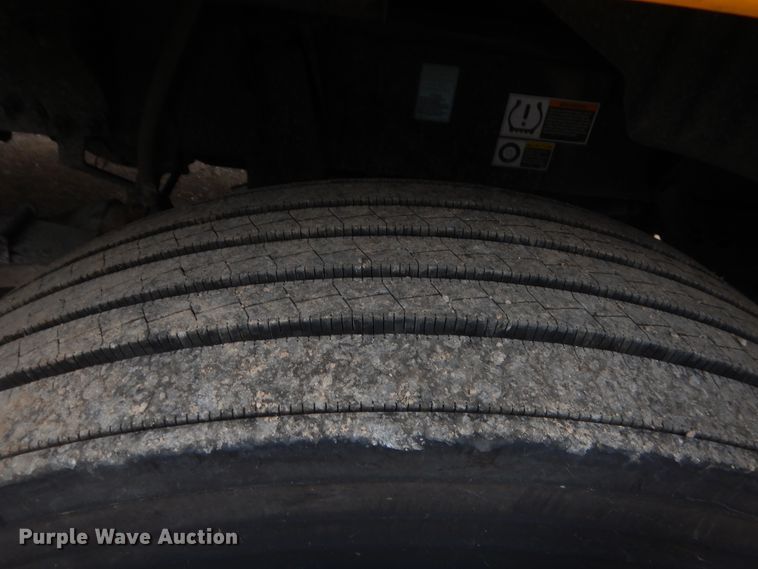 image for item HG9858 2017 Peterbilt 579  semi truck