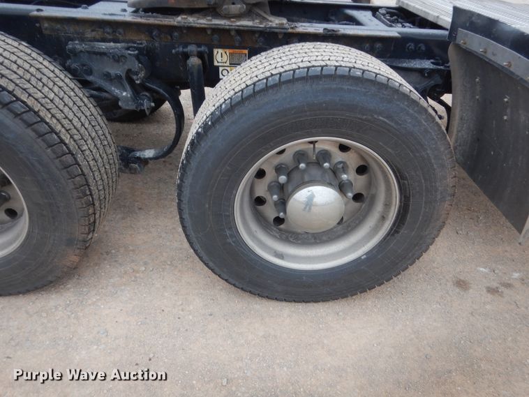 image for item HG9858 2017 Peterbilt 579  semi truck