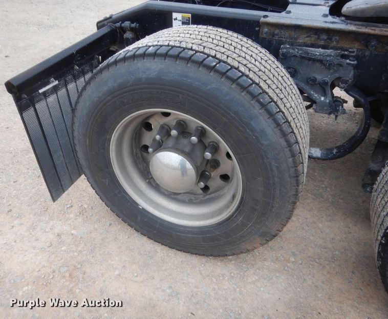 image for item HG9858 2017 Peterbilt 579  semi truck