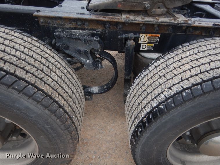 image for item HG9858 2017 Peterbilt 579  semi truck