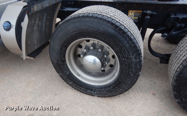 image for item HG9858 2017 Peterbilt 579  semi truck