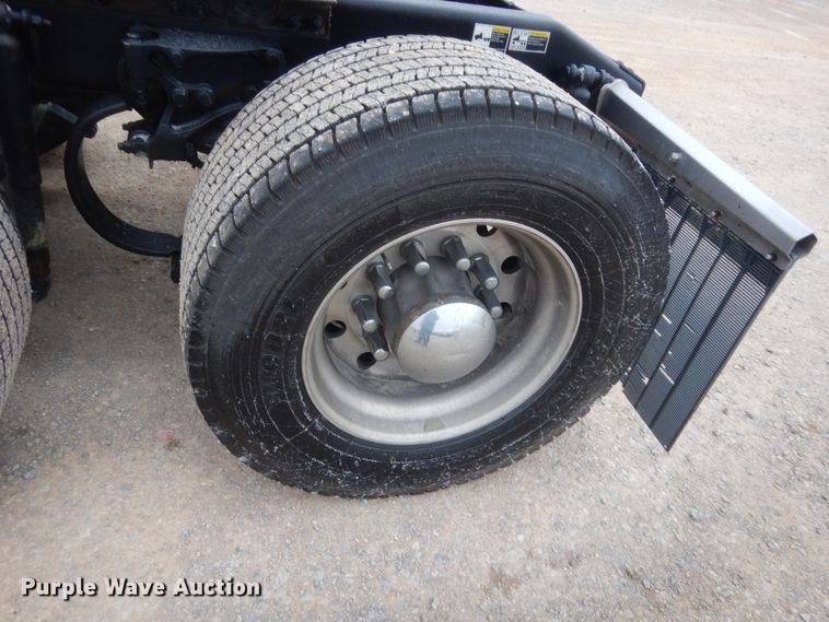 image for item HG9858 2017 Peterbilt 579  semi truck