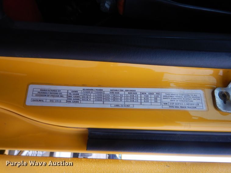 image for item HG9858 2017 Peterbilt 579  semi truck