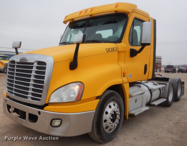 image for item HG9859 2012 Freightliner Cascadia 125  semi truck