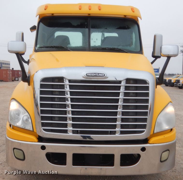 image for item HG9859 2012 Freightliner Cascadia 125  semi truck