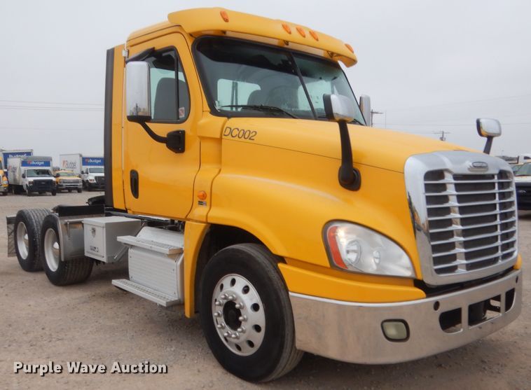 image for item HG9859 2012 Freightliner Cascadia 125  semi truck