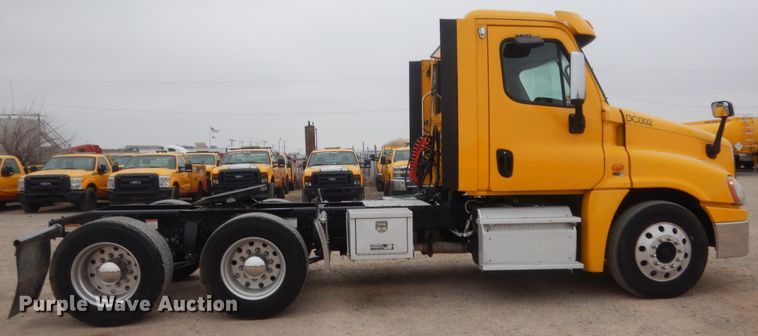 image for item HG9859 2012 Freightliner Cascadia 125  semi truck