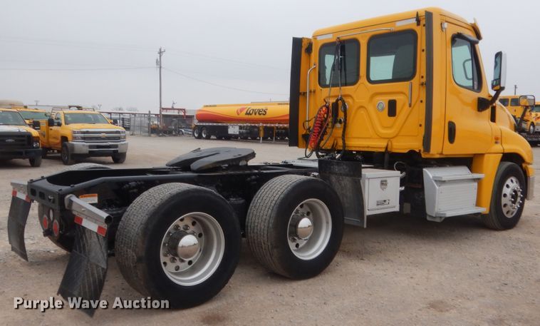 image for item HG9859 2012 Freightliner Cascadia 125  semi truck