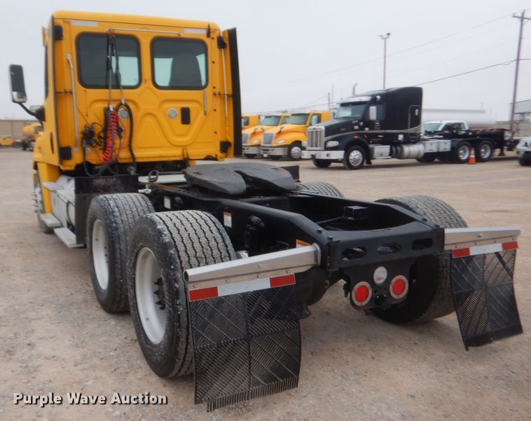 image for item HG9859 2012 Freightliner Cascadia 125  semi truck