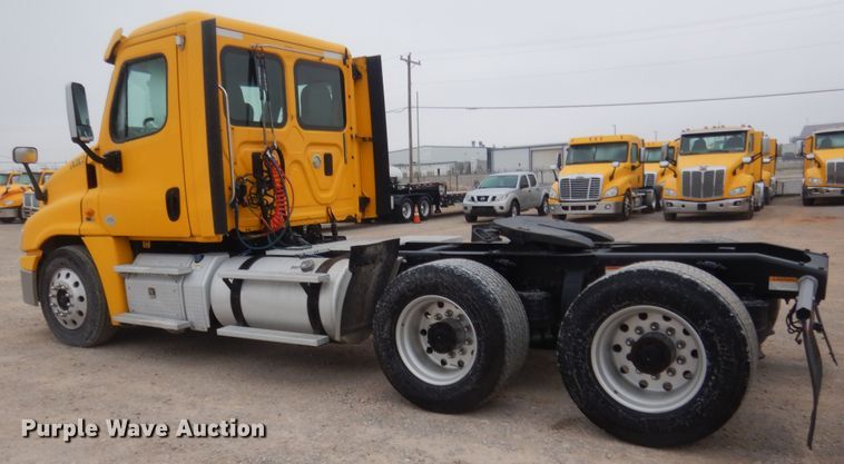 image for item HG9859 2012 Freightliner Cascadia 125  semi truck