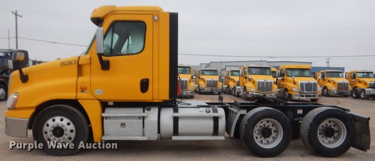 image for item HG9859 2012 Freightliner Cascadia 125  semi truck