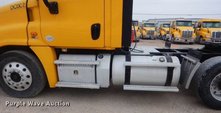 image for item HG9859 2012 Freightliner Cascadia 125  semi truck