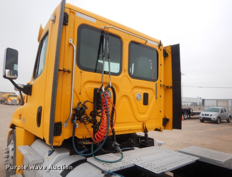 image for item HG9859 2012 Freightliner Cascadia 125  semi truck