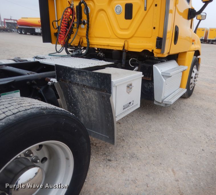 image for item HG9859 2012 Freightliner Cascadia 125  semi truck