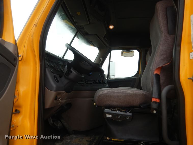 image for item HG9859 2012 Freightliner Cascadia 125  semi truck