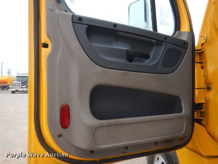 image for item HG9859 2012 Freightliner Cascadia 125  semi truck