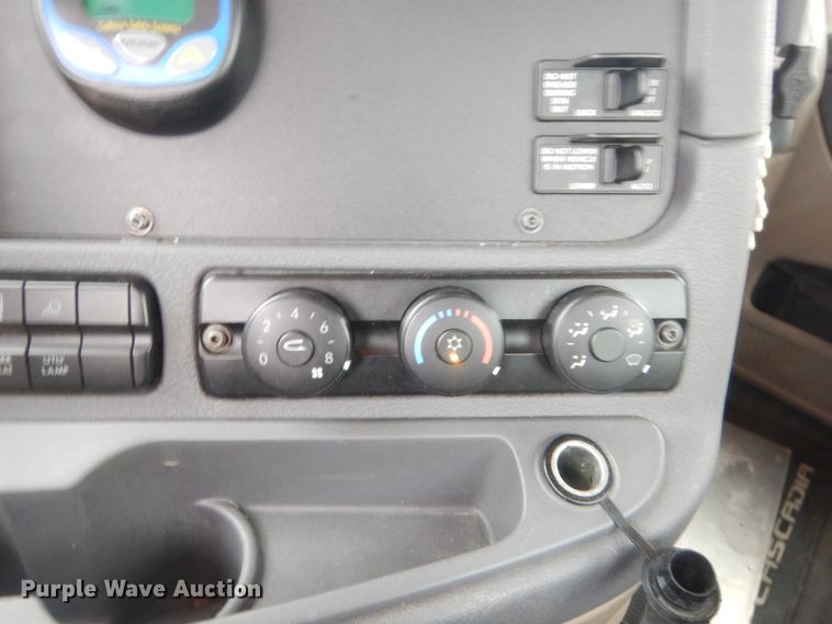 image for item HG9859 2012 Freightliner Cascadia 125  semi truck