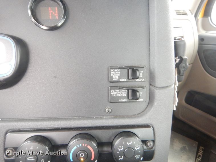 image for item HG9859 2012 Freightliner Cascadia 125  semi truck