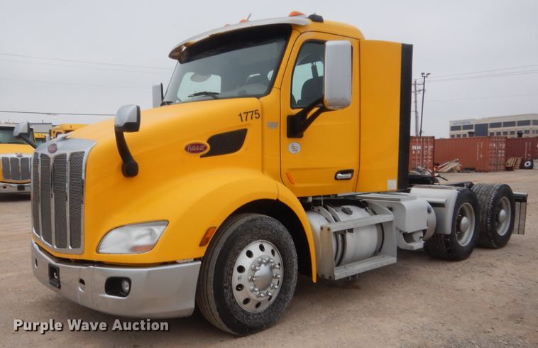 image for item HG9860 2017 Peterbilt 579  semi truck