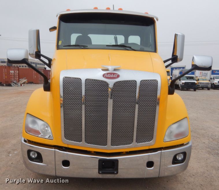 image for item HG9860 2017 Peterbilt 579  semi truck