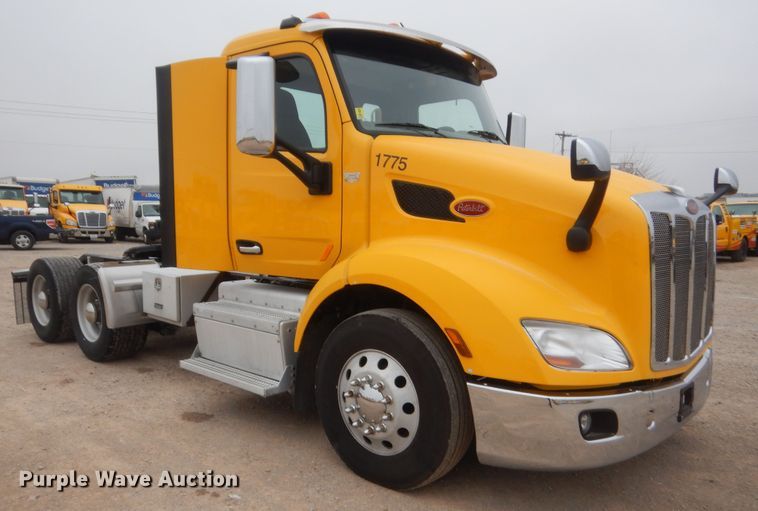 image for item HG9860 2017 Peterbilt 579  semi truck