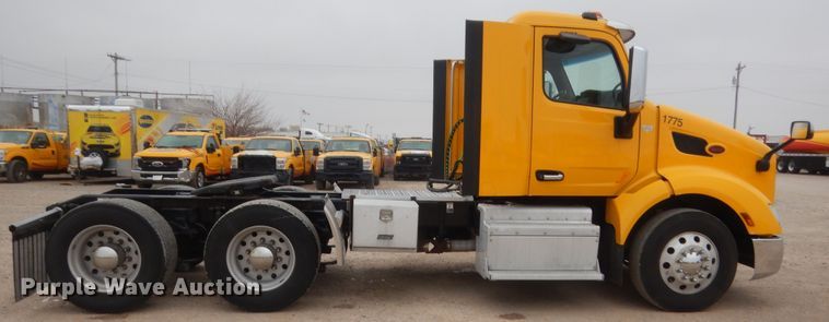 image for item HG9860 2017 Peterbilt 579  semi truck