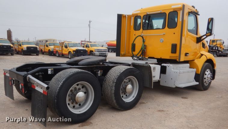 image for item HG9860 2017 Peterbilt 579  semi truck