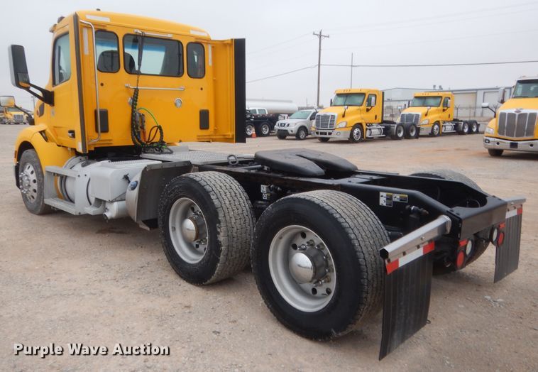 image for item HG9860 2017 Peterbilt 579  semi truck