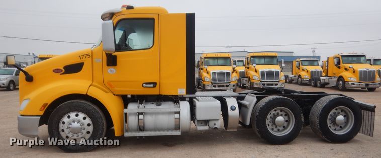 image for item HG9860 2017 Peterbilt 579  semi truck