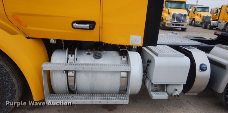 image for item HG9860 2017 Peterbilt 579  semi truck