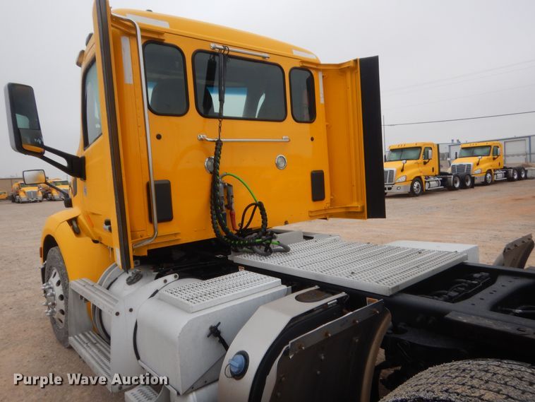 image for item HG9860 2017 Peterbilt 579  semi truck