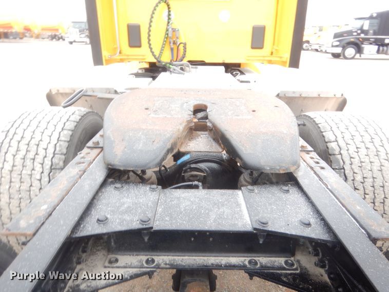 image for item HG9860 2017 Peterbilt 579  semi truck