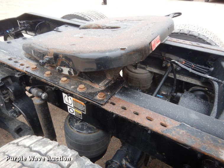 image for item HG9860 2017 Peterbilt 579  semi truck