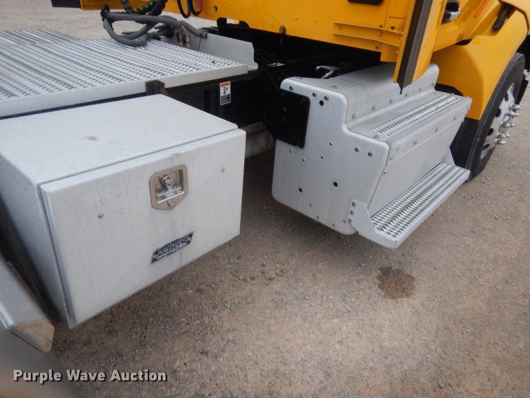 image for item HG9860 2017 Peterbilt 579  semi truck