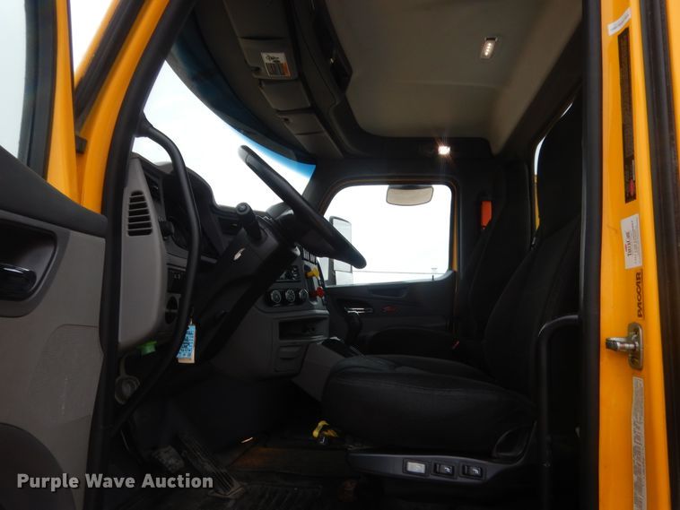 image for item HG9860 2017 Peterbilt 579  semi truck