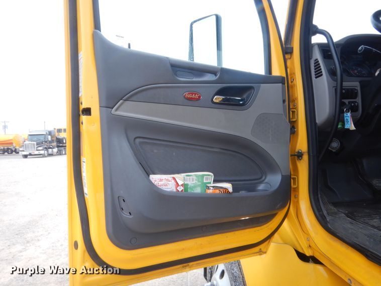 image for item HG9860 2017 Peterbilt 579  semi truck