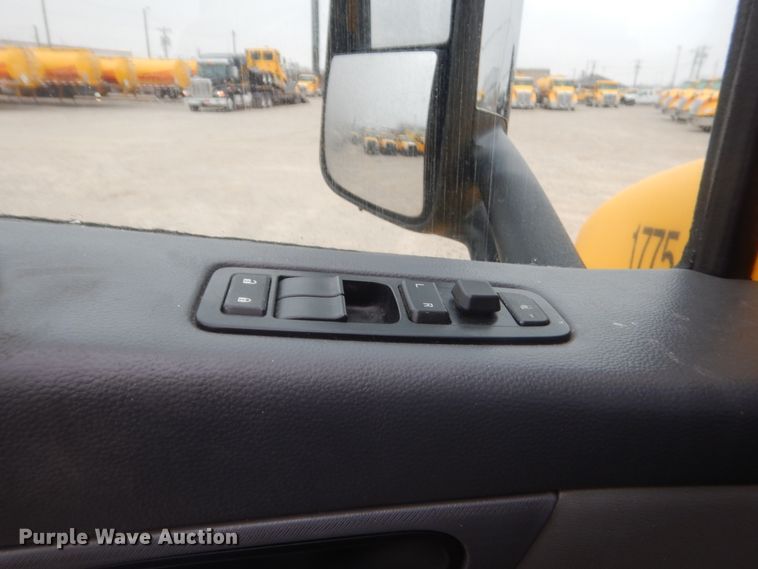 image for item HG9860 2017 Peterbilt 579  semi truck