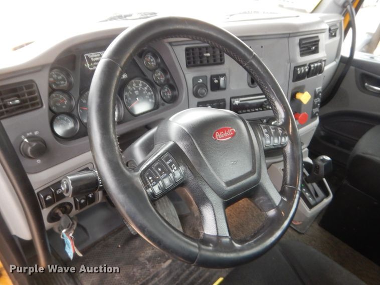 image for item HG9860 2017 Peterbilt 579  semi truck