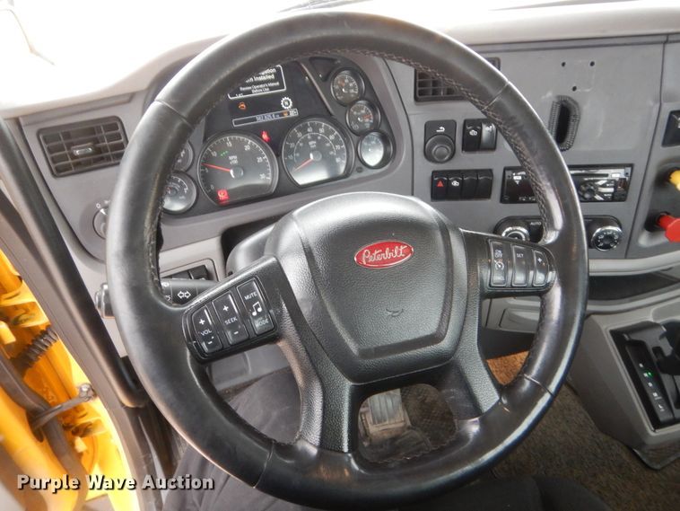 image for item HG9860 2017 Peterbilt 579  semi truck