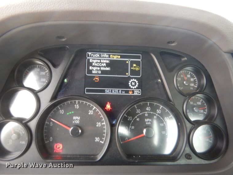 image for item HG9860 2017 Peterbilt 579  semi truck