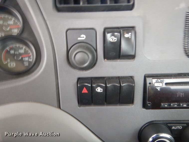 image for item HG9860 2017 Peterbilt 579  semi truck