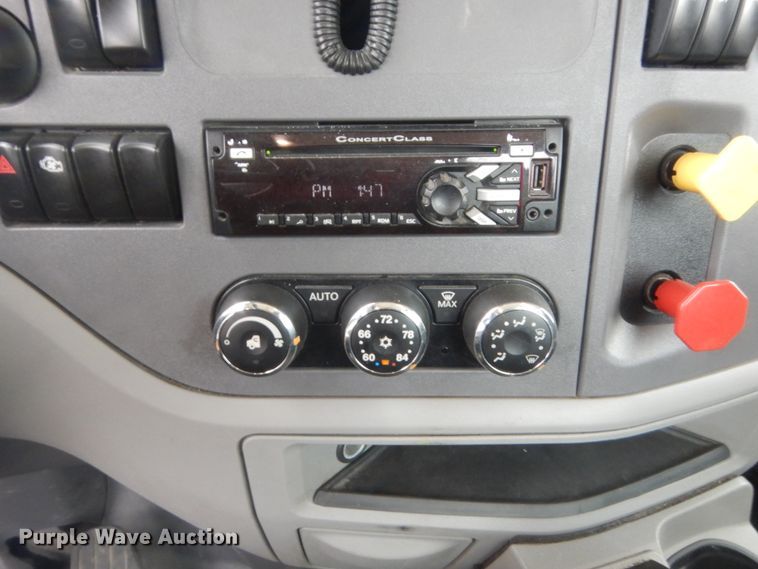 image for item HG9860 2017 Peterbilt 579  semi truck