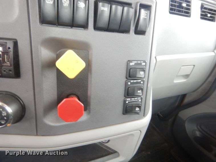 image for item HG9860 2017 Peterbilt 579  semi truck