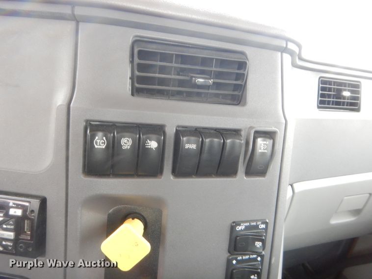 image for item HG9860 2017 Peterbilt 579  semi truck