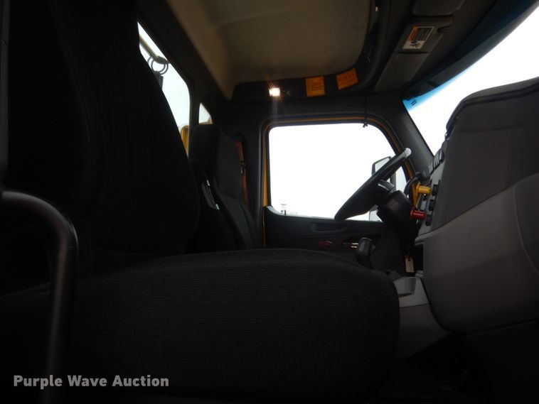 image for item HG9860 2017 Peterbilt 579  semi truck