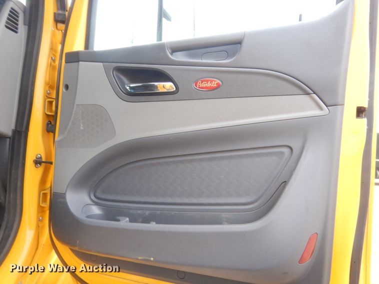 image for item HG9860 2017 Peterbilt 579  semi truck