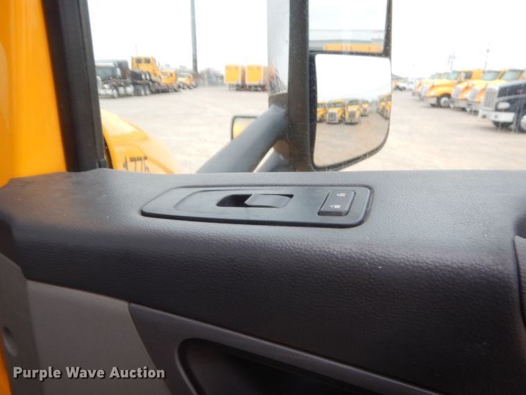 image for item HG9860 2017 Peterbilt 579  semi truck