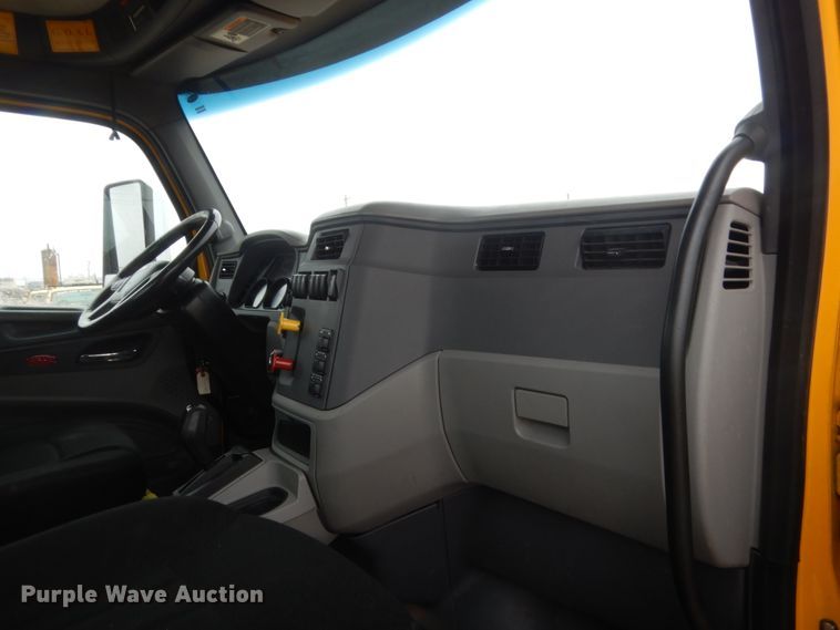 image for item HG9860 2017 Peterbilt 579  semi truck