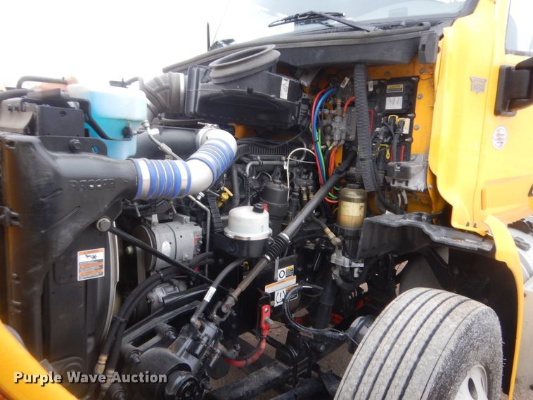 image for item HG9860 2017 Peterbilt 579  semi truck